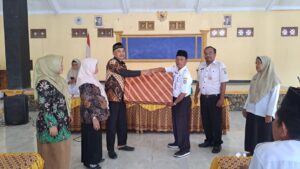 Bapak Ahmad Badari Selaku Kepala Desa Memberikan Kenangan Kepada Bapak Tugino