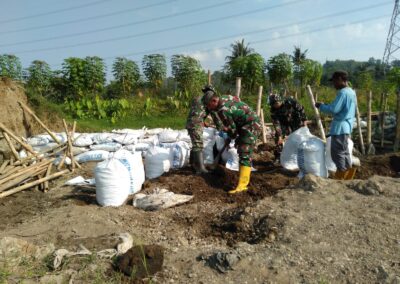 Babinsa Dari Koramil 06 KESUGIHAN MEMBANTU PROSES PENANGANAN TANGGUL JEBOL