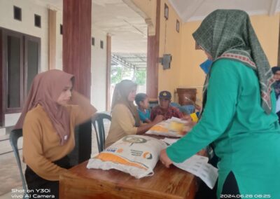Penyaluran Bantuan Beras CBP di Desa Bulupayung Kecamatan Kesugihan Juni 2024
