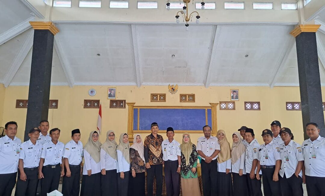 PENYERAHAN SK PURNA TUGAS BAPAK TUGINO KEPALA DUSUN PASANGGIRI